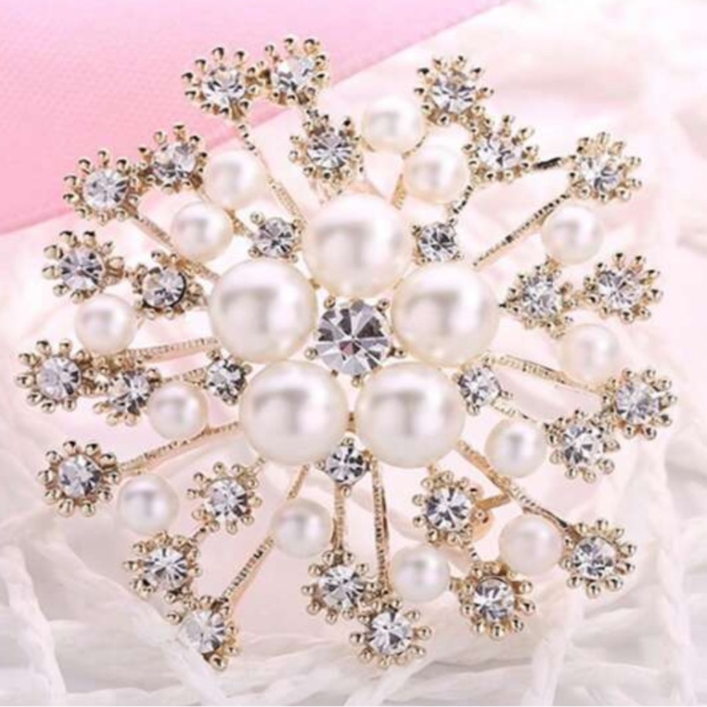 ⚪️⚪️⚪️ PEARL AND CRYSTAL RHINESTONE GOLD TONE BROOCH❗️⚪️⚪️⚪️